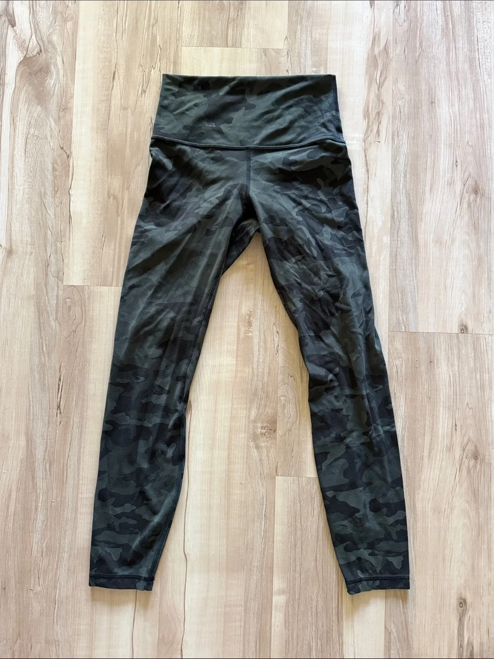 lululemon athletica Align Leggings in Dark Green Camo 25” length size 4 - Picture 4 of 4